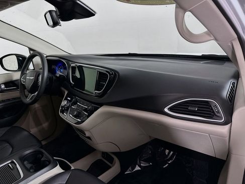 Certified 2024 Chrysler Pacifica Touring-L image 40