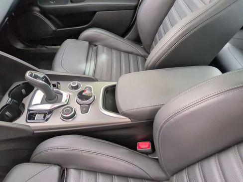 Used 2024 Alfa Romeo Giulia Veloce AWD/4WD image 32