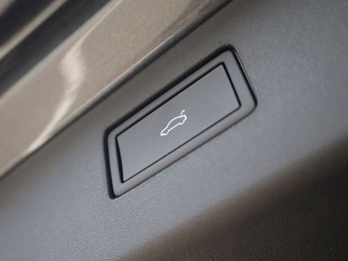 New 2025 Volkswagen Tiguan SE image 34