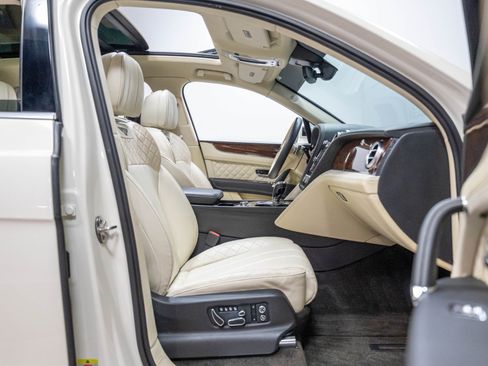 Used 2017 Bentley Bentayga AWD/4WD image 52