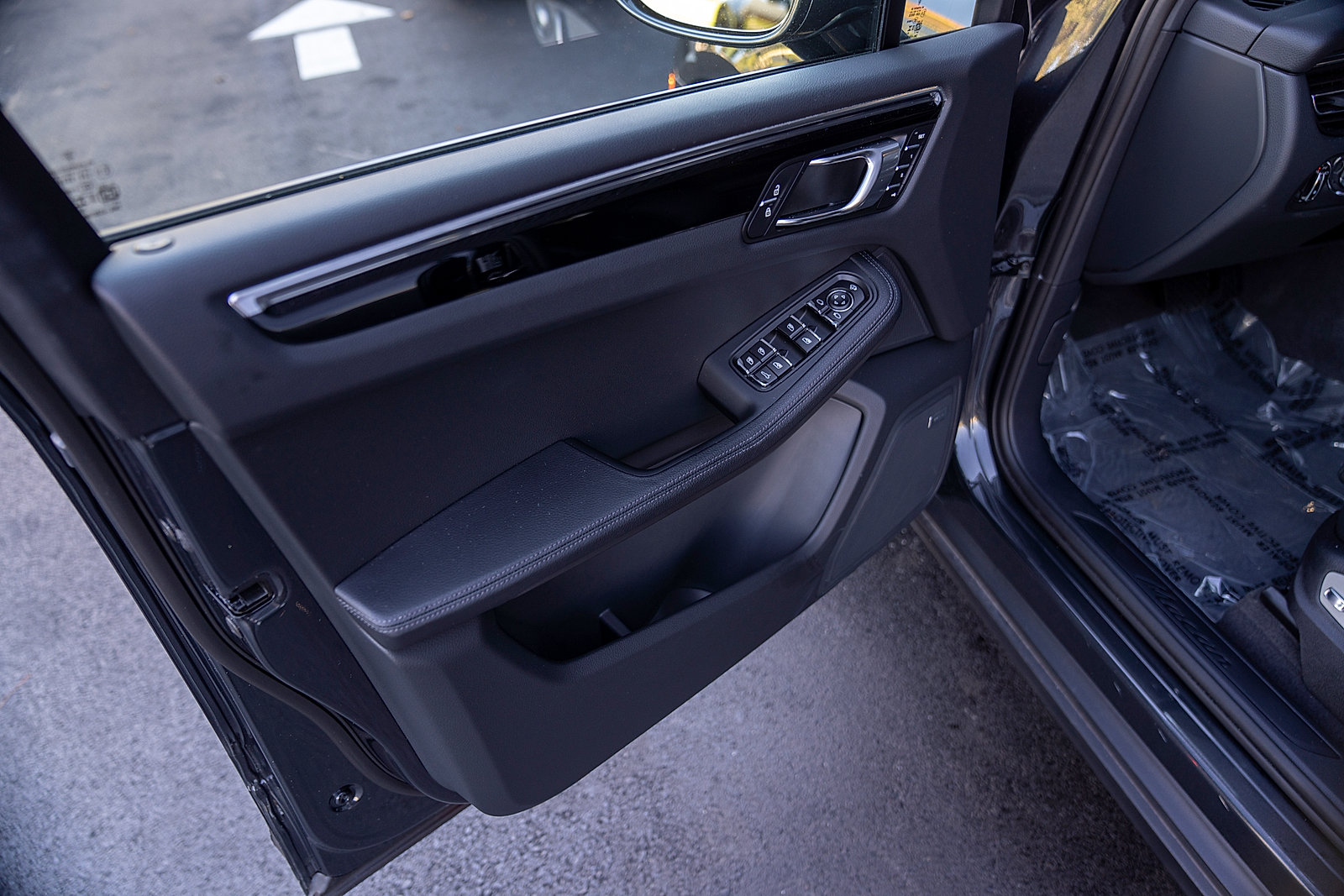 Certified 2026 Porsche Macan AWD/4WD image 16