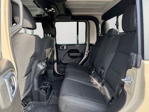 Used 2022 Jeep Gladiator Willys image 15