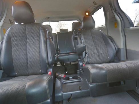 Used 2014 Toyota Sienna SE FWD image 13