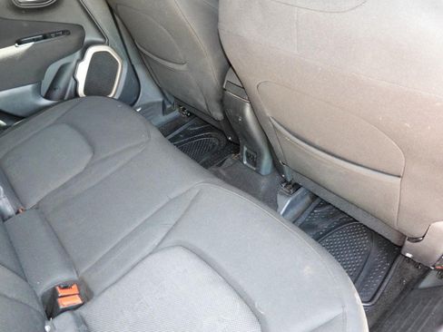 Used 2015 Jeep Renegade Latitude w/ Popular Equipment Group FWD image 22