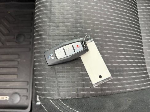 Used 2025 Mitsubishi Outlander ES AWD/4WD image 32