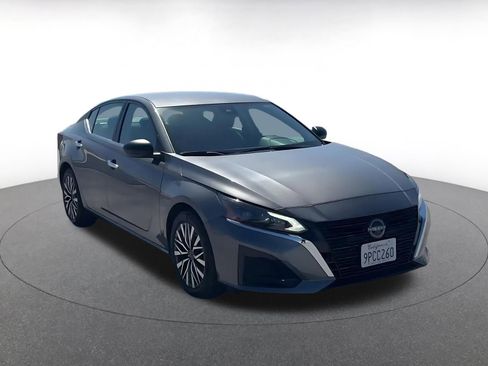 Used 2025 Nissan Altima 2.5 SV FWD image 3