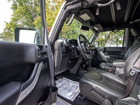 Used 2013 Jeep Wrangler Unlimited Rubicon w/ Connectivity Group AWD/4WD image 8
