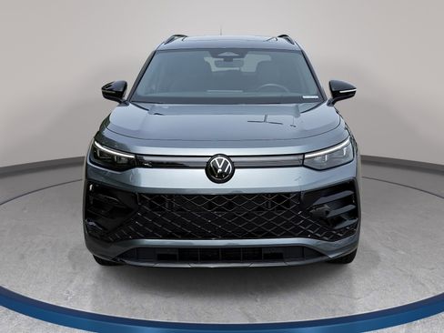 Used 2025 Volkswagen Tiguan SE R-Line AWD/4WD image 2