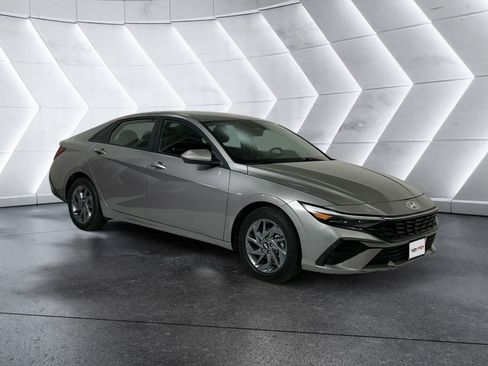 Used 2024 Hyundai Elantra SEL FWD image 1