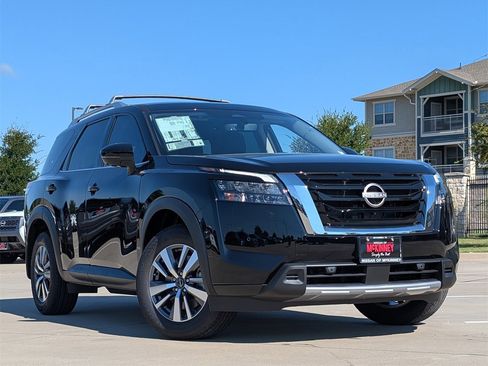 New 2025 Nissan Pathfinder SL image 2