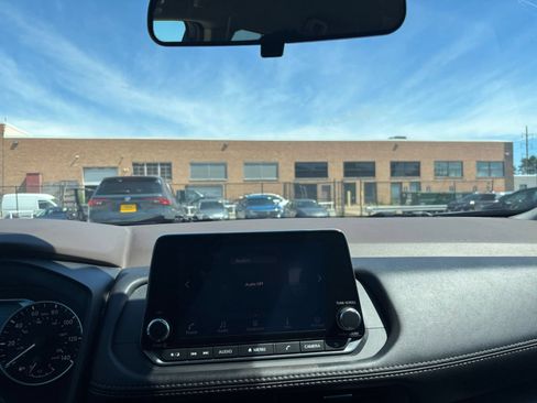Used 2023 Nissan Rogue S FWD image 17