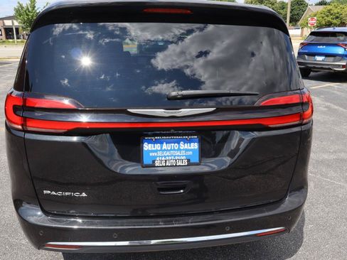 Used 2023 Chrysler Pacifica Touring-L FWD image 7