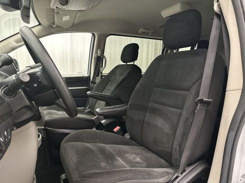 Used 2019 Dodge Grand Caravan SE FWD image 16