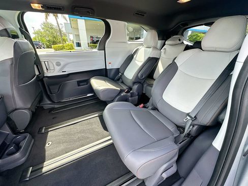 Used 2021 Toyota Sienna XSE FWD image 24