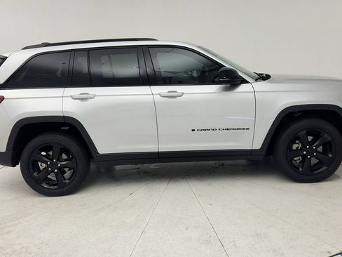 Used 2025 Jeep Grand Cherokee Limited w/ Black Appearance Package RWD image 9