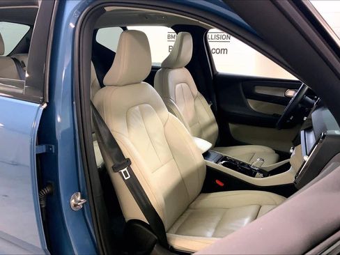Used 2023 Volvo XC40 B5 Ultimate w/ Protection Package Premier image 9