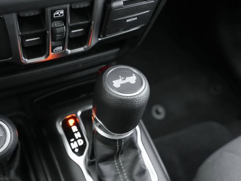 Used 2025 Jeep Wrangler Unlimited Sahara AWD/4WD image 16