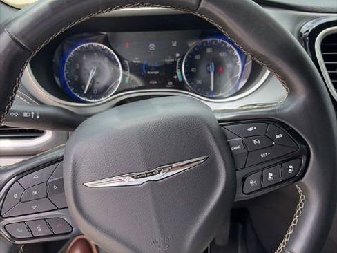 Used 2021 Chrysler Pacifica Touring w/ S Appearance Package FWD image 12