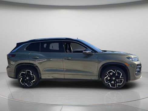 Used 2025 Volkswagen Tiguan SEL R-Line AWD/4WD image 4