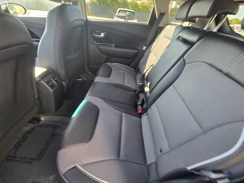 Used 2022 Kia Niro EX image 19