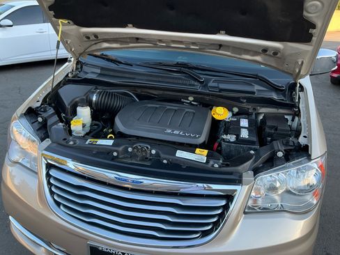 Used 2016 Chrysler Town & Country Limited image 23