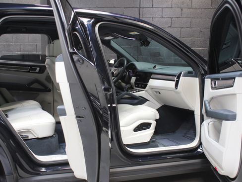 Used 2023 Porsche Cayenne Platinum Edition image 28