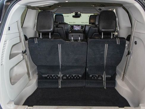 Used 2023 Chrysler Pacifica Touring-L FWD image 22