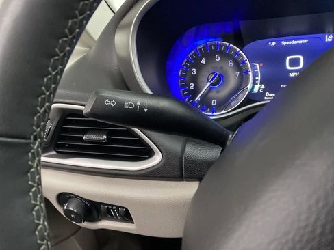 Used 2024 Chrysler Pacifica Touring-L image 23