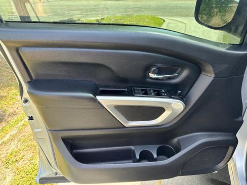 Used 2019 Nissan Titan SV image 11