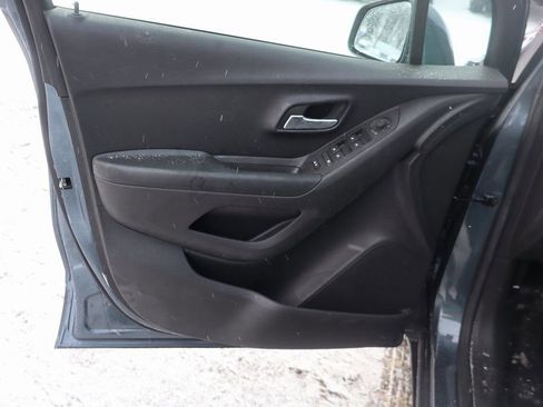 Used 2022 Chevrolet Trax LT w/ LT Convenience Package image 4