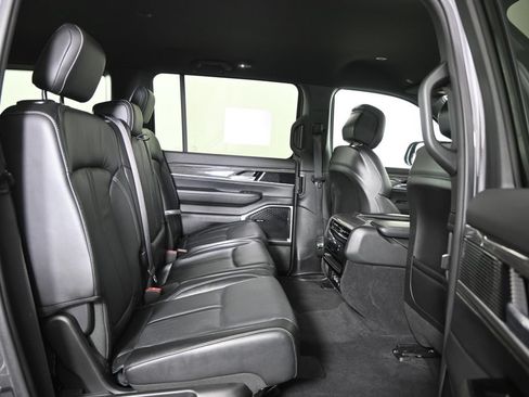 Used 2022 Jeep Wagoneer Series II AWD/4WD image 15