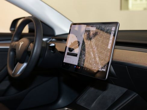 Used 2023 Tesla Model 3 Standard Range image 18