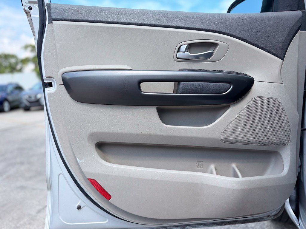Used 2017 Kia Sedona LX w/ LX Essentials Premium Package FWD image 13