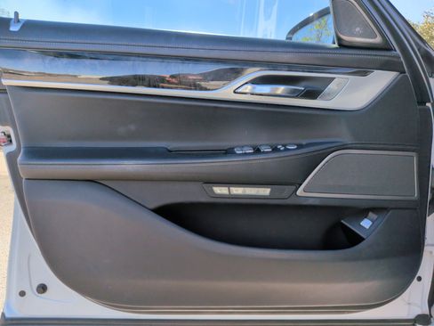Used 2017 BMW 740i image 26