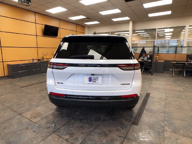 Used 2023 Jeep Grand Cherokee Limited w/ Black Appearance Package AWD/4WD image 6