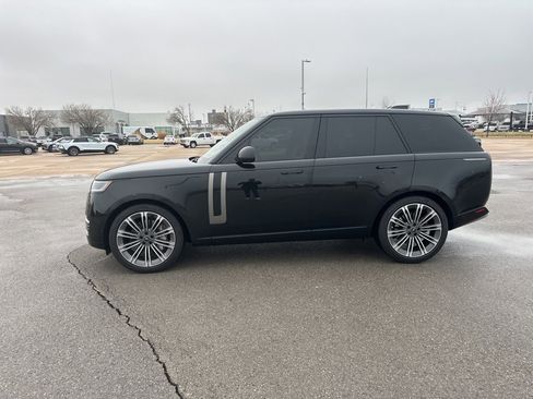 Used 2025 Land Rover Range Rover SE image 2