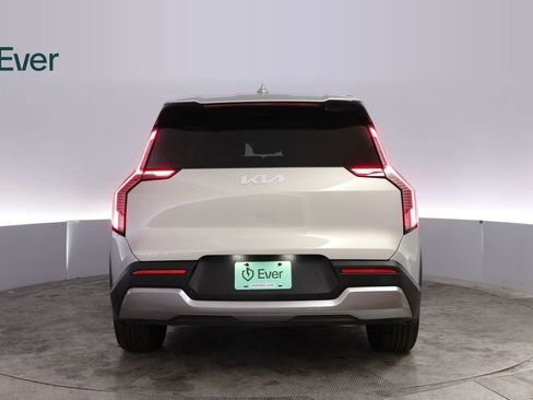 Used 2024 Kia EV9 Light Long Range RWD image 15