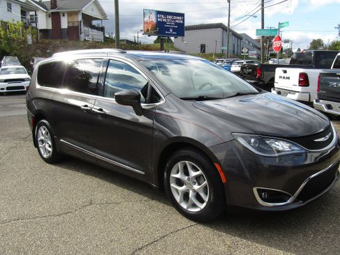 Used 2010 Chrysler Town & Country LX image 5