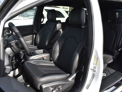 New 2026 Chrysler Pacifica Select image 27