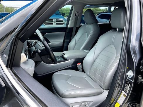 Used 2021 Toyota Highlander XLE FWD image 8