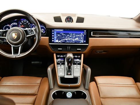 Used 2023 Porsche Cayenne Platinum Edition image 4