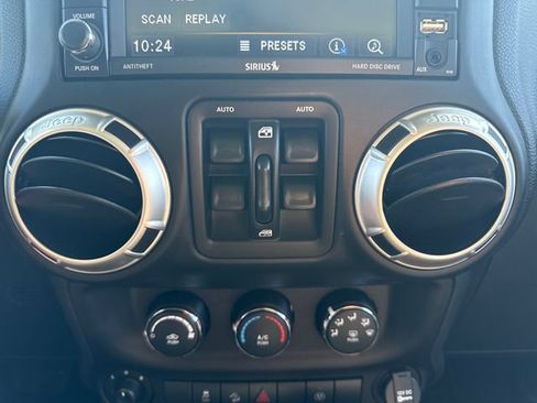 Used 2016 Jeep Wrangler Unlimited Sahara w/ Connectivity Group AWD/4WD image 26