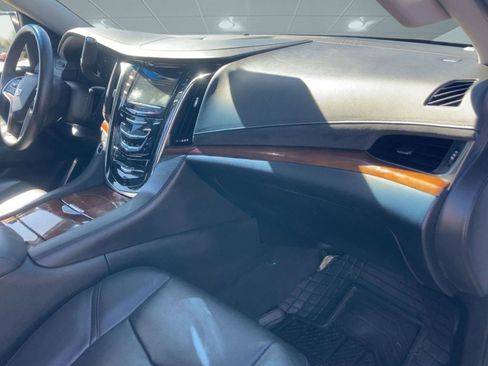 Used 2018 Cadillac Escalade ESV Luxury image 22
