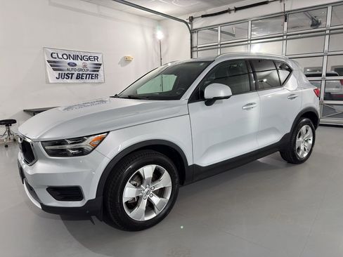 Used 2020 Volvo XC40 T4 Momentum image 3