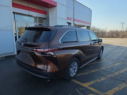 Used 2022 Toyota Sienna XLE image 3