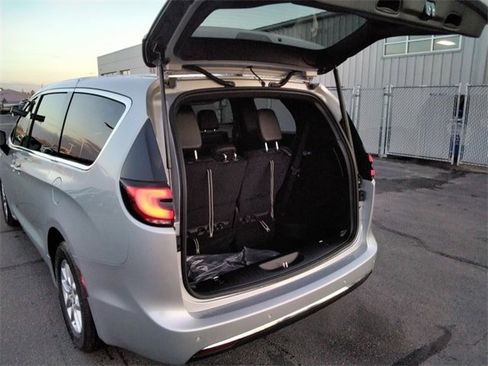 New 2026 Chrysler Pacifica Select image 12