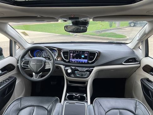 Used 2023 Chrysler Pacifica Limited image 13