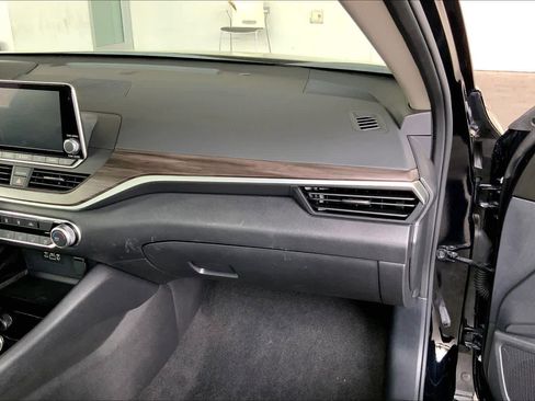 Used 2024 Nissan Altima 2.5 SV image 19