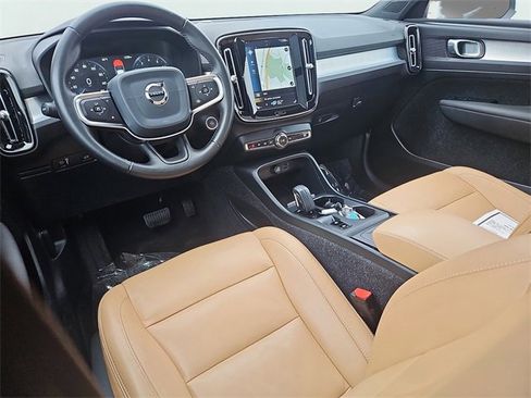 Used 2020 Volvo XC40 T5 Momentum w/ Protection Package Premier image 11