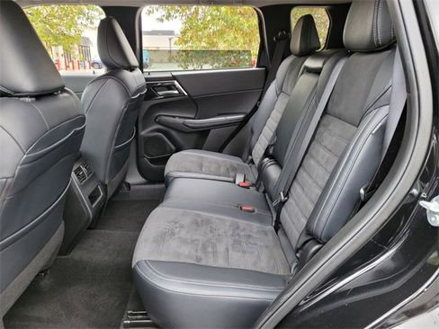 Used 2024 Mitsubishi Outlander SE image 11